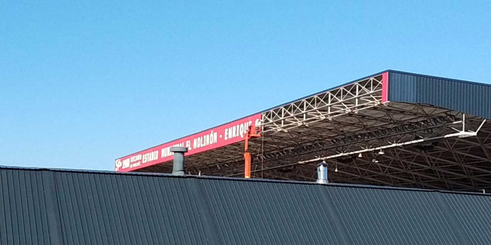 El estadio 'decano del fútbol español' comienza a lucir el nombre de El Molinón - Enrique Castro 'Quini' Sporting1905