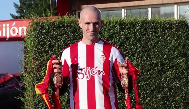 El boxeador asturiano "Punky" Iglesias visita al Sporting Sporting1905