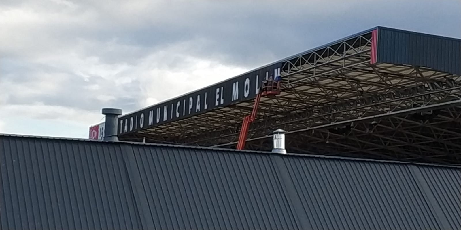 Comienzan los trabajos para incluir el nombre de Quini en la visera del estadio Sporting1905