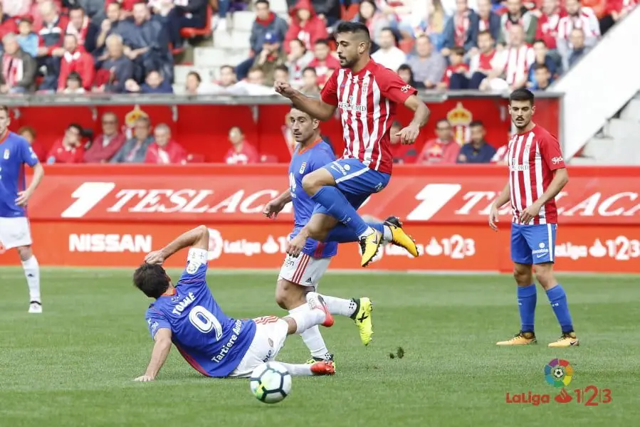 Álex Pérez entrena con el grupo Sporting1905