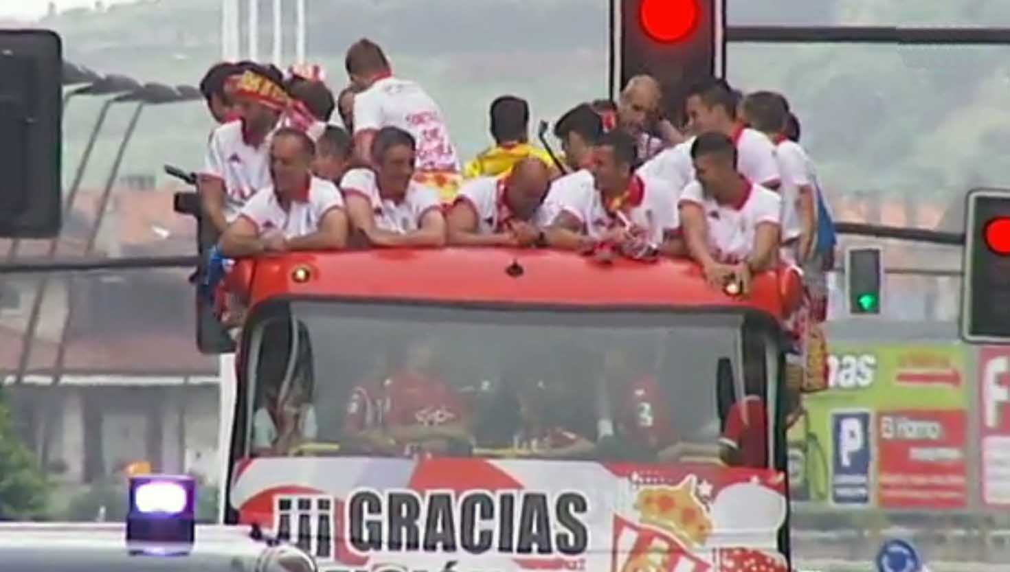 🎥 Recibimiento del autobús del Sporting a su llegada a El Molinón antes del derbi Sporting1905