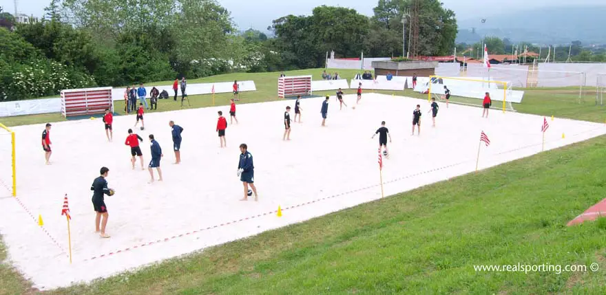 Un campo de fútbol-playa será la gran novedad del Campus de Mareo 2016 Sporting1905