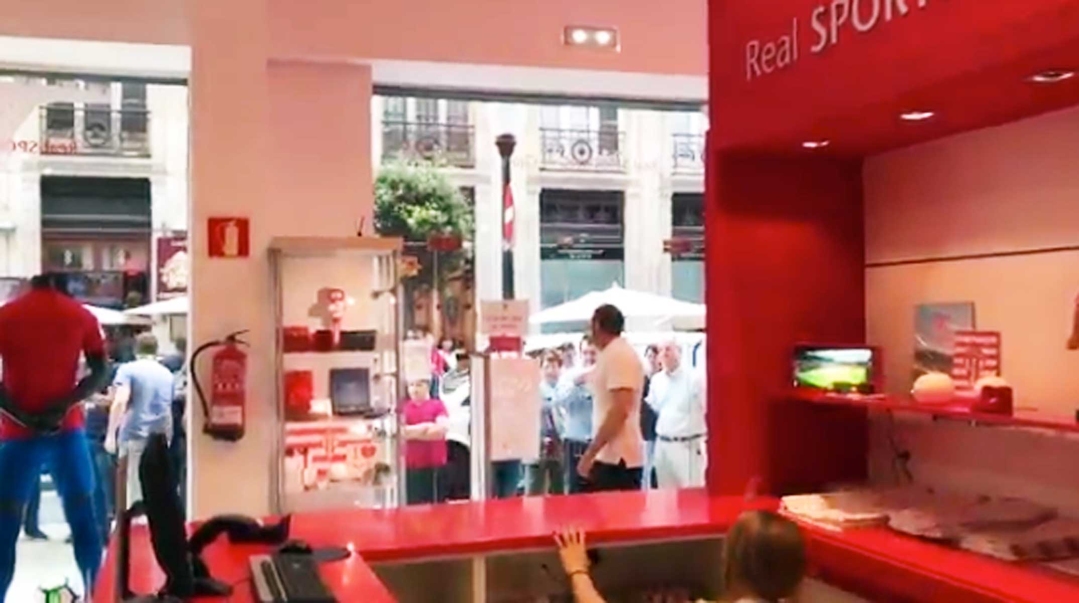 🎥 Colas antes de abrir la tienda del Sporting para adquirir la nueva camiseta Sporting1905