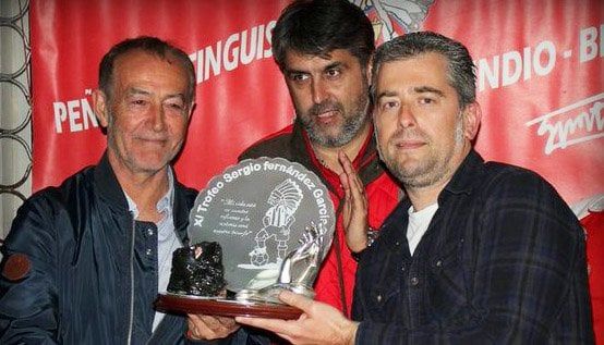 La peña El Indio de Blimea premia a Gerardo en su 12º aniversario Sporting1905