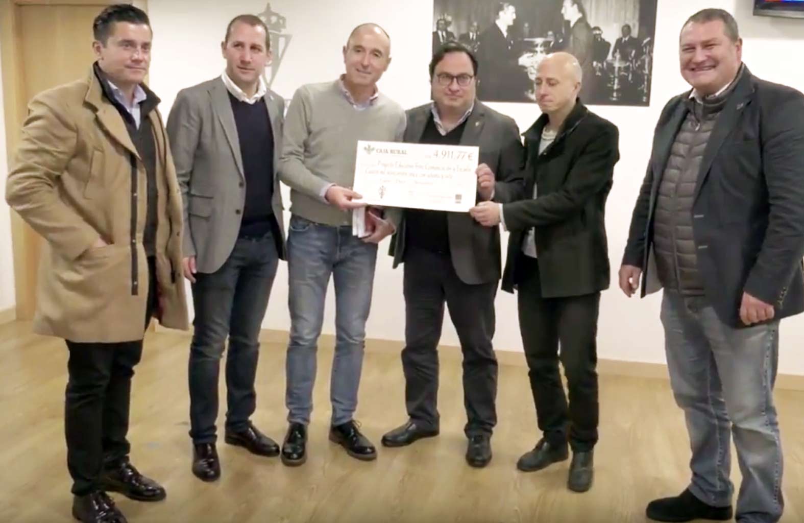 Entrega del talón correspondiente a la recaudación del I Encuentro de Peñas Sportinguistas Sporting1905