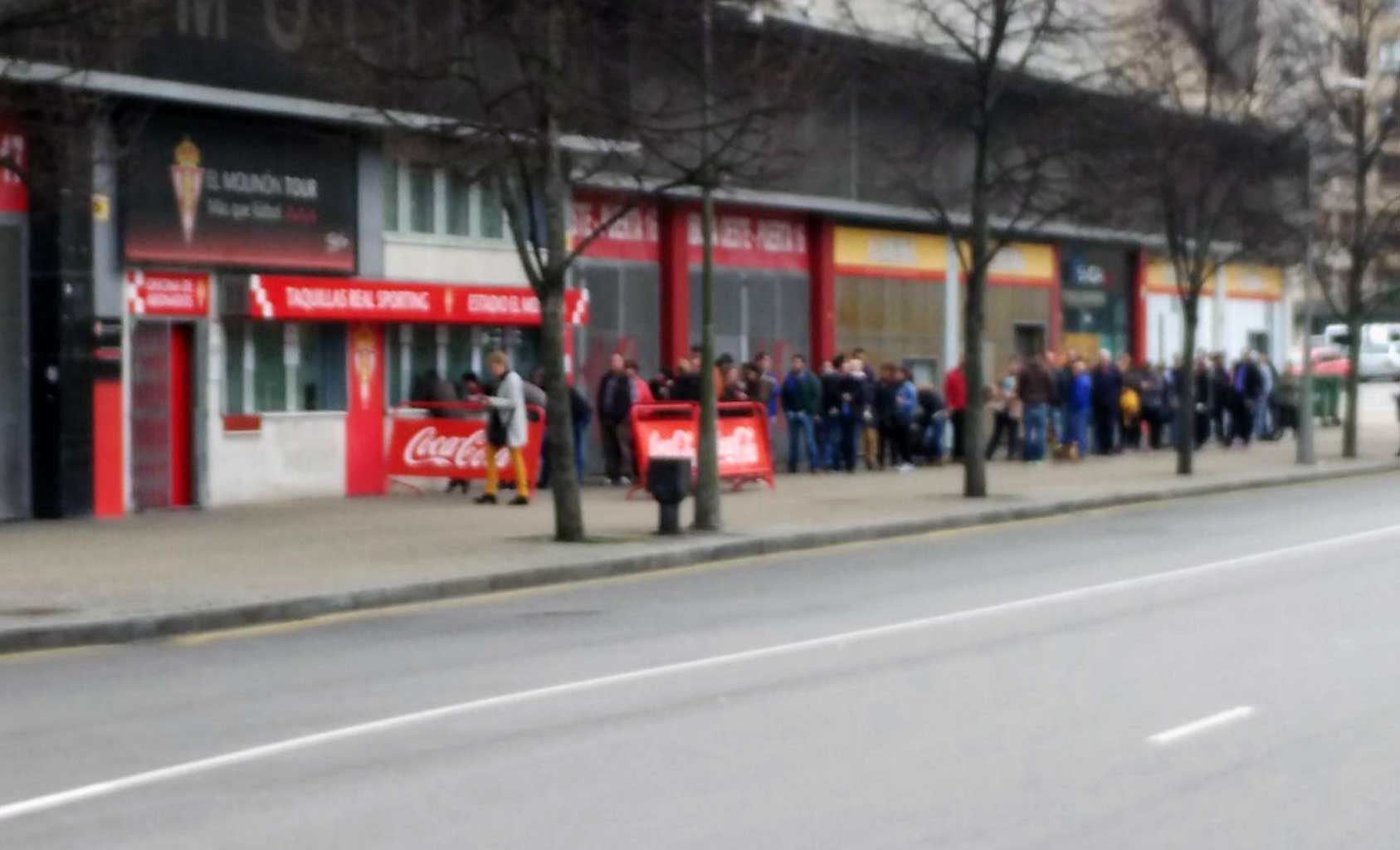 Colas para la compra de entradas para el Real Sporting - Real Madrid Sporting1905