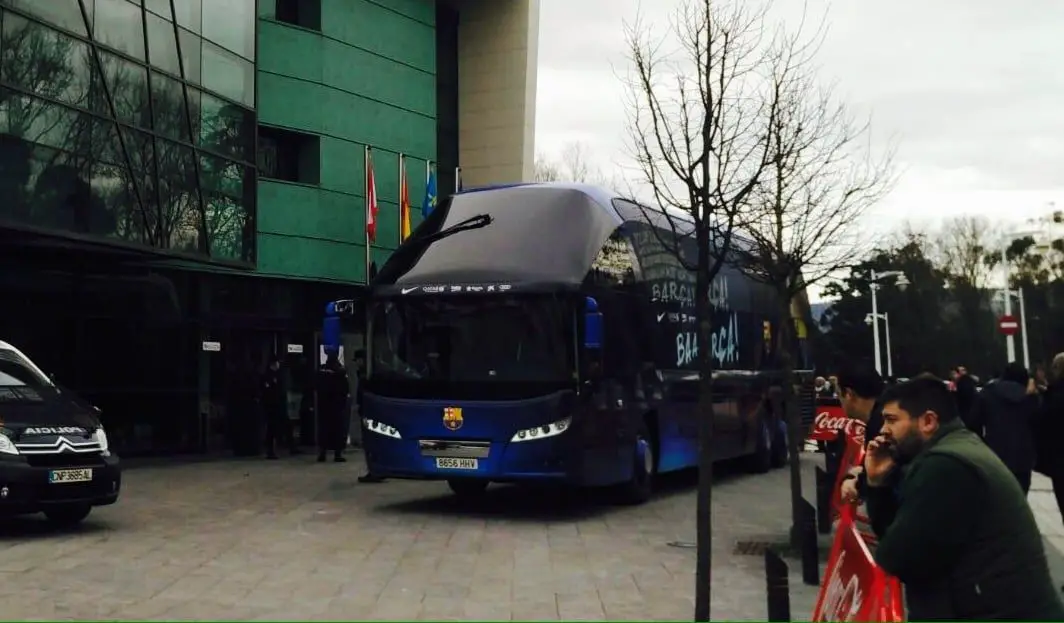 Enfado entre los aficionados que fueron a recibir al Barça a su hotel de concentración en Gijón Sporting1905