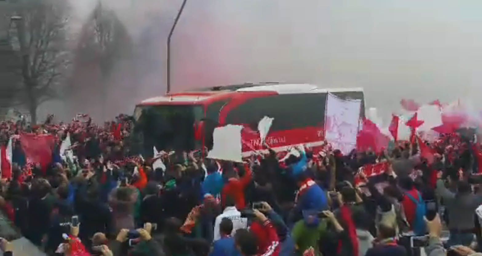 Así fue el caluroso recibimiento del autobús del Sporting a su llegada a El Molinón Sporting1905