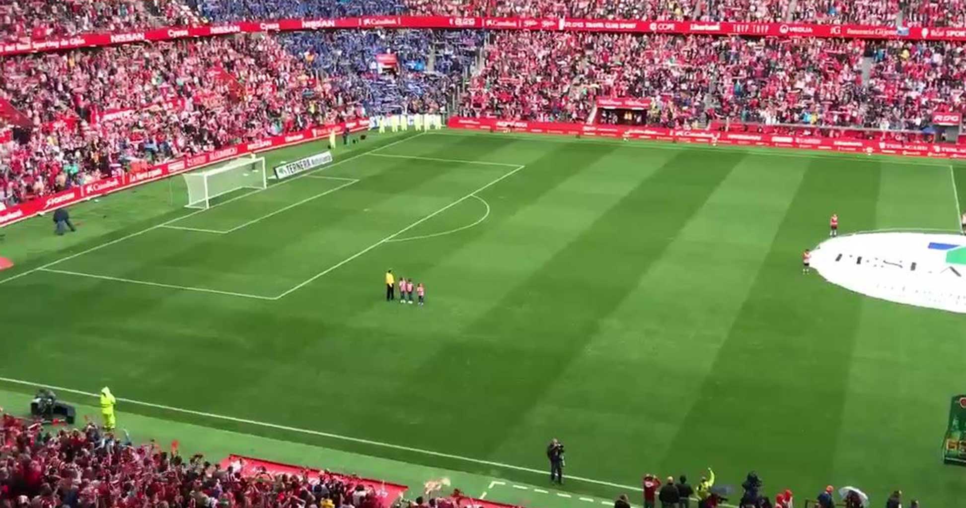 🎥 Así sonó el himno del Sporting cantado por la afición rojiblanca al comienzo del derbi Sporting1905