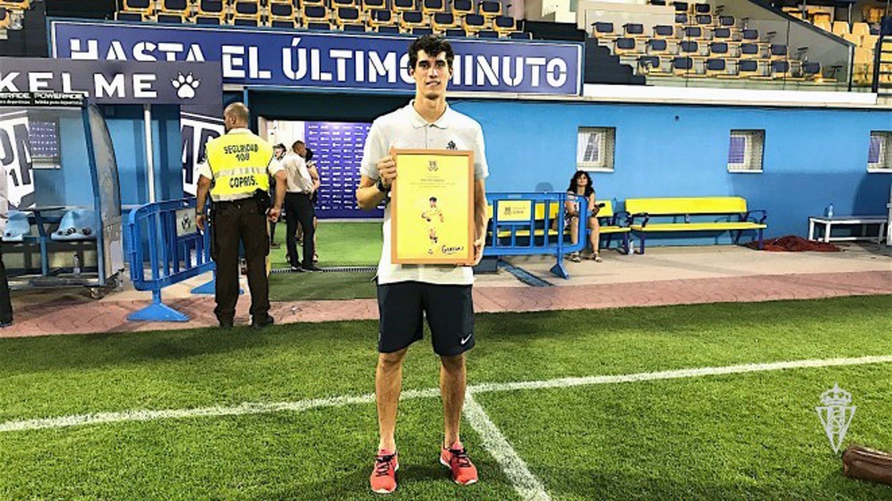 Pablo Pérez recibió un recuerdo del Alcorcón Sporting1905