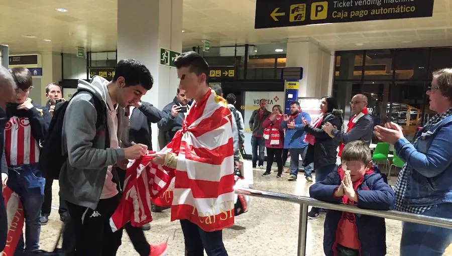 Un grupo de aficionados recibió al Sporting entre aplausos a su llegada a Asturias Sporting1905