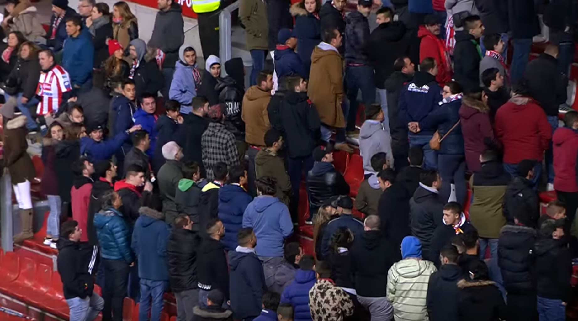 Los Ultra Boys en silencio y de espalda al partido ante la mala imagen del Sporting Sporting1905