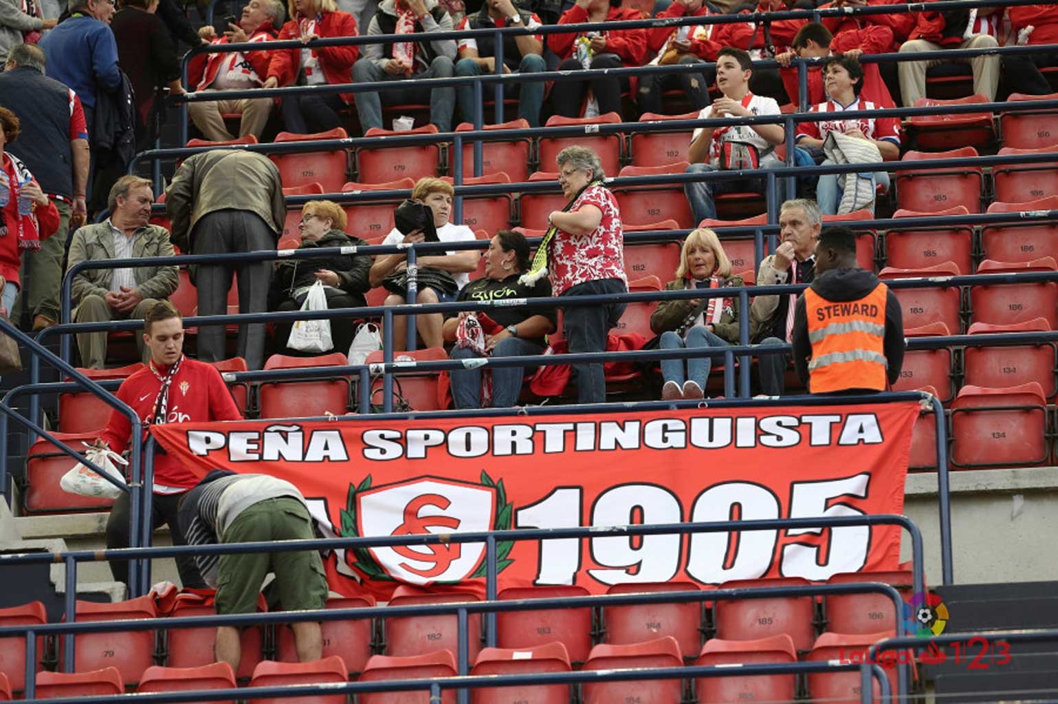 El Sporting estuvo arropado por La Mareona en El Sadar Sporting1905