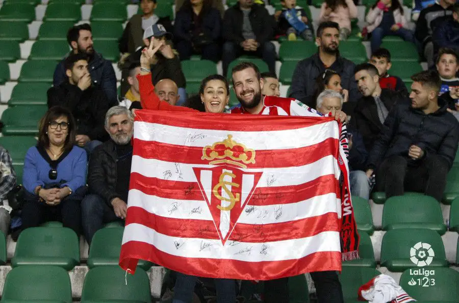 La Mareona presente en las gradas del Martínez Valero Sporting1905