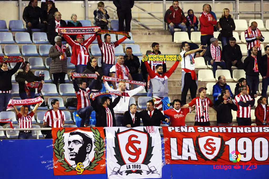 Un centenar de aficionados apoyan al Sporting en Lorca Sporting1905