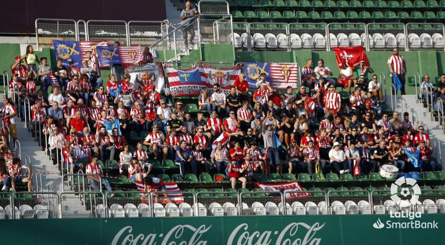 Notoria presencia de seguidores rojiblancos en el Martínez Valero Sporting1905